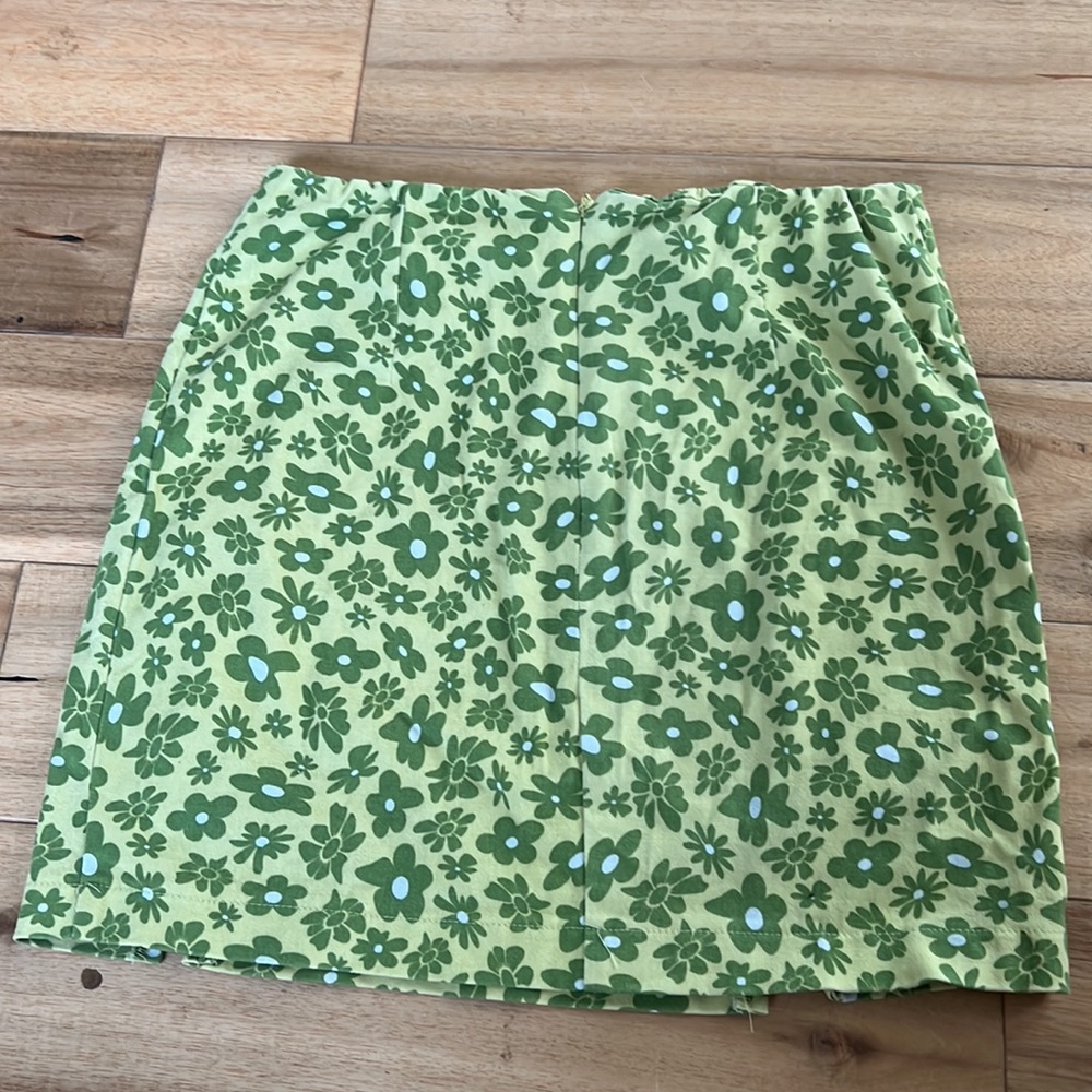 Green floral skirt. - Picture 2 of 4